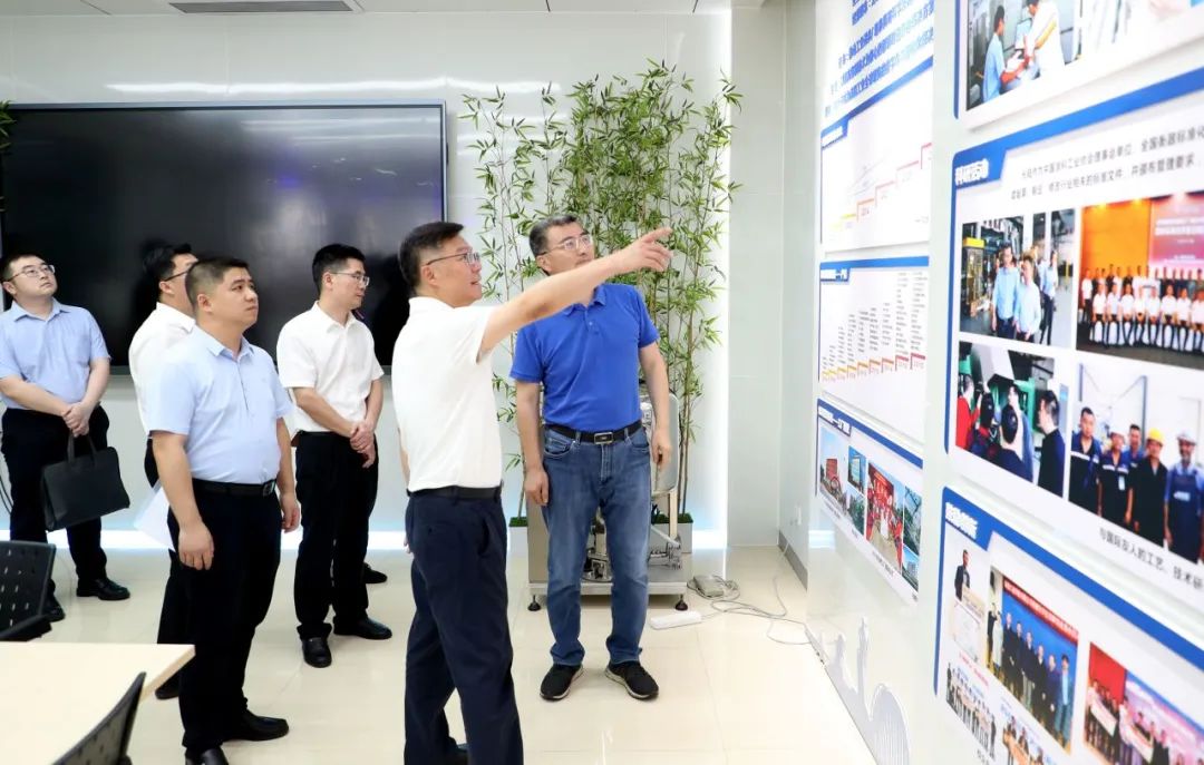 金湾区委书记梁耀斌一行莅临我司调研领导